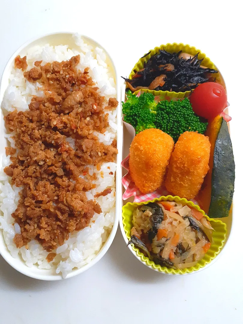 ☆中学生弁当☆そぼろごはん、切干大根、ひじき煮物、ブロッコリー、南瓜、クリームコロッケ、ミニトマト|ｼｮｺﾗさん