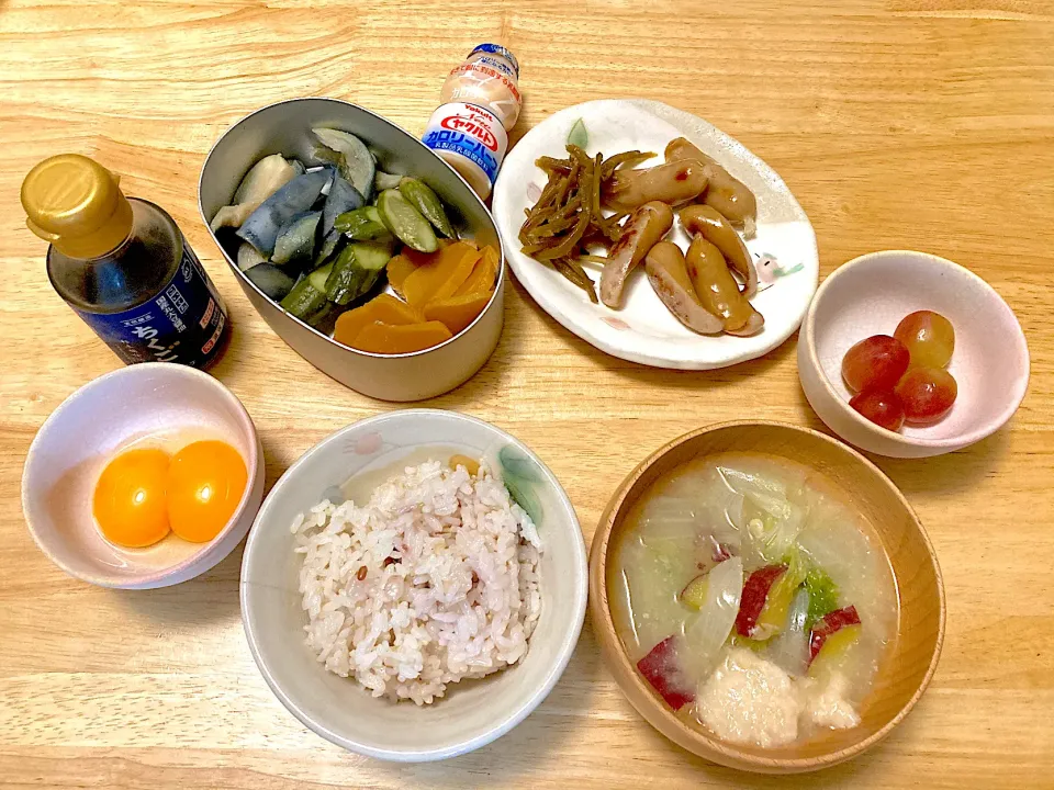 旦那さん朝ごはん♡卵かけご飯、さつまいものお味噌汁、ウインナー、芋づる甘辛煮、糠漬け、ぶどう、やくると😊🎵|さくたえさん