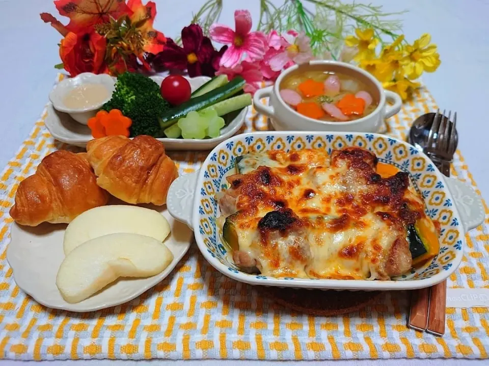 ❁鶏肉とかぼちゃのマヨチーズ焼き
❁きゅうりスティック＆温野菜
   (アンチョビガーリック)
❁白菜とウインナーのコンソメスープ
❁ミニクロワッサン
❁りんご🍎|みかんちょこさん