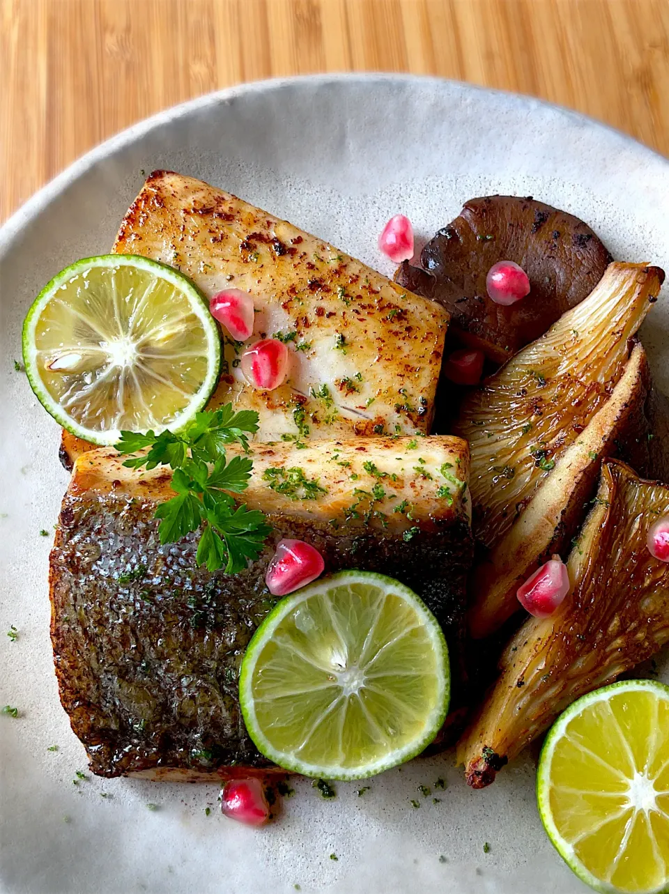 Snapdishの料理写真:釣り魚🎣カンパチと黒あわび茸のかぼすバタームニエル|9421beruさん