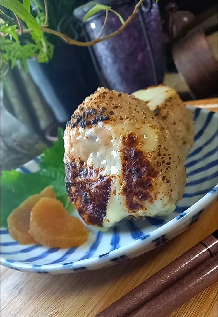 ﾁｰｽﾞ焼きおにぎり|まりおさん