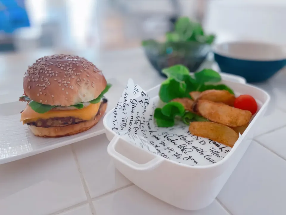 ハンバーガー弁当♡|はる꒰(๑´•.̫ • `๑)꒱さん