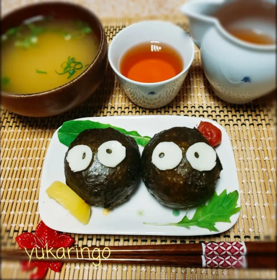 Snapdishの料理写真:まっくろくろすけおにぎり🍙|yukaringoさん