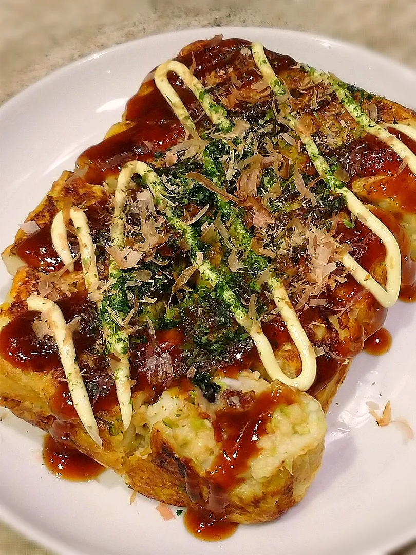 カクたこ🐙;TAKOYAKI (octopus balls)cooked in a square pan.|samiさん