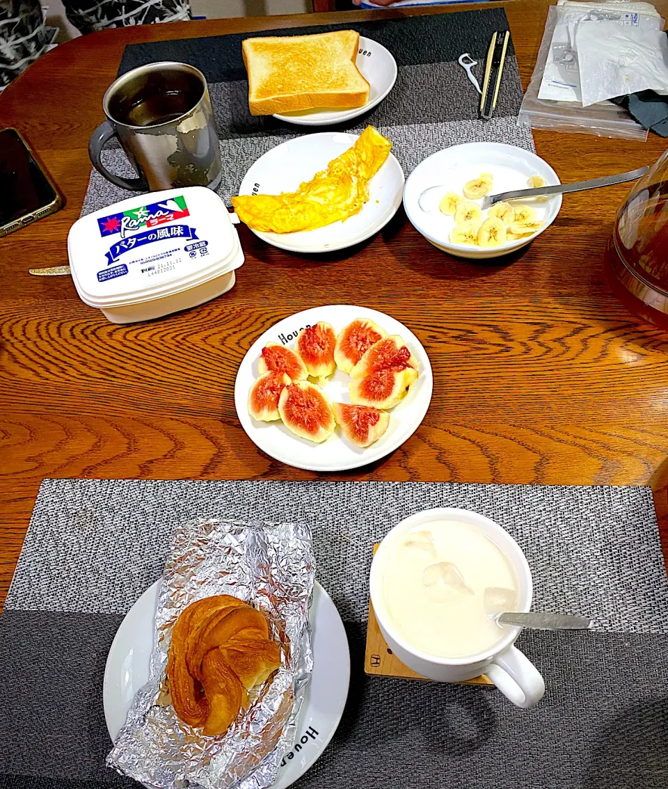 Snapdishの料理写真:10月 14日　朝ごはん　デニッシュドーナツ、カフェオレ、イチジク|yakinasuさん