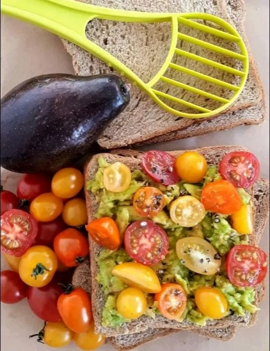 Snapdishの料理写真:My Avocado-Tomato Toast 🥑🍅🥪|Rachelle CB (ラシェル • ウィルソン)さん