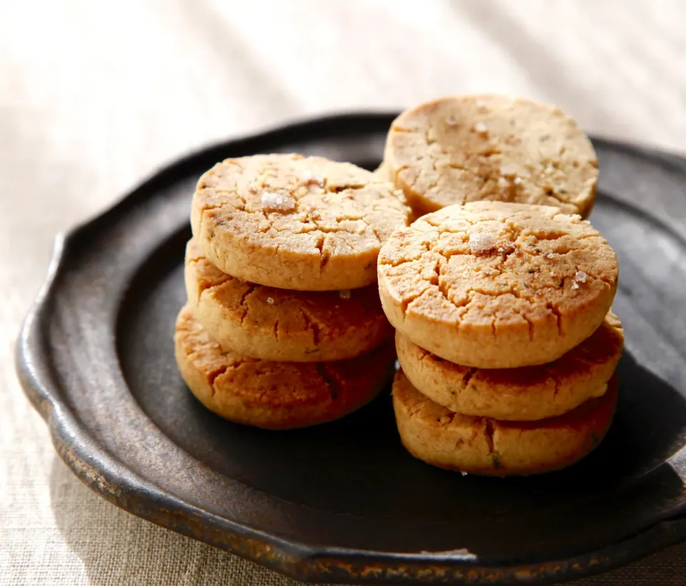 Snapdishの料理写真:マユマユさんの料理 ローズマリーの塩クッキー　　　　Rosemary salt cookie|マユマユさん