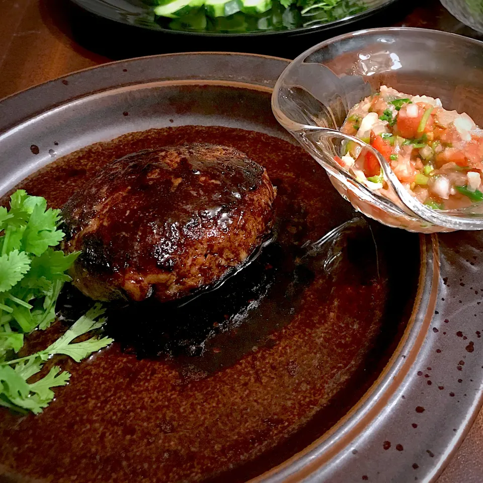 ハンバーグ　ふっくらジューシー神戸牛生パテ　肉が美味しすぎてサルサソースはかけずに食べた|カピバラおやじさん