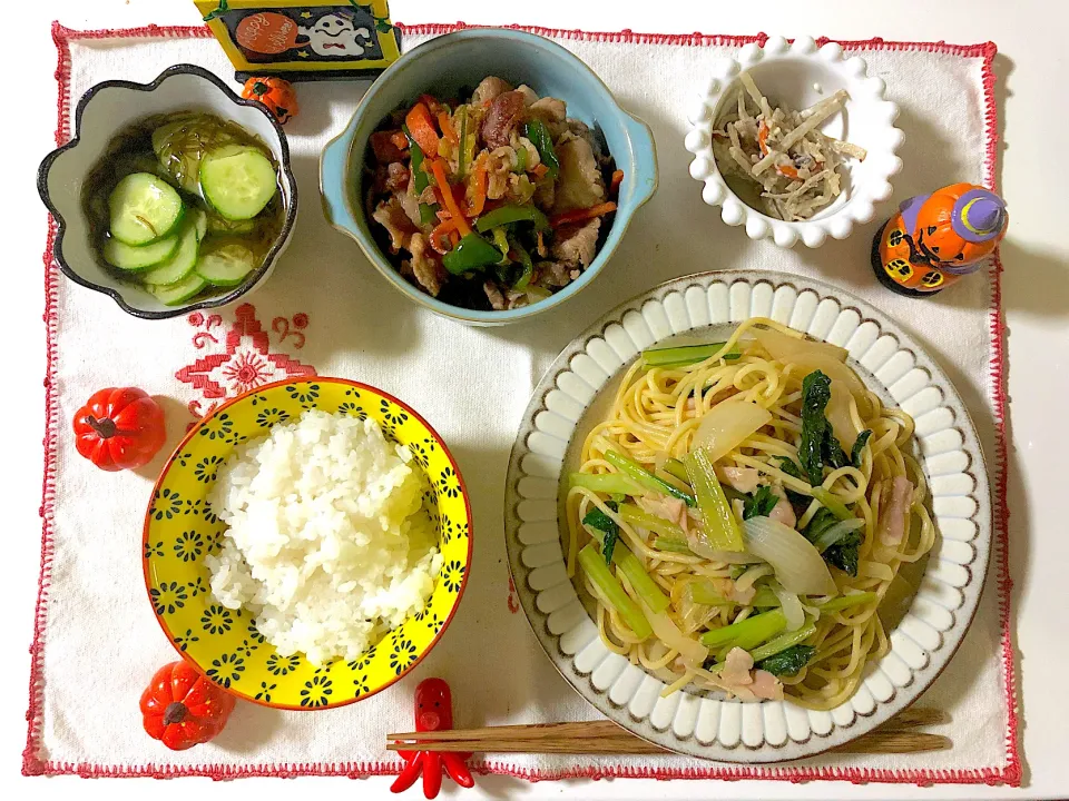 ✳︎小松菜ベーコンのバター醤油スパゲティ✳︎豚肉と野菜の生姜焼き✳︎きゅうりのもずく酢和え✳︎ごぼうサラダ|syamさん