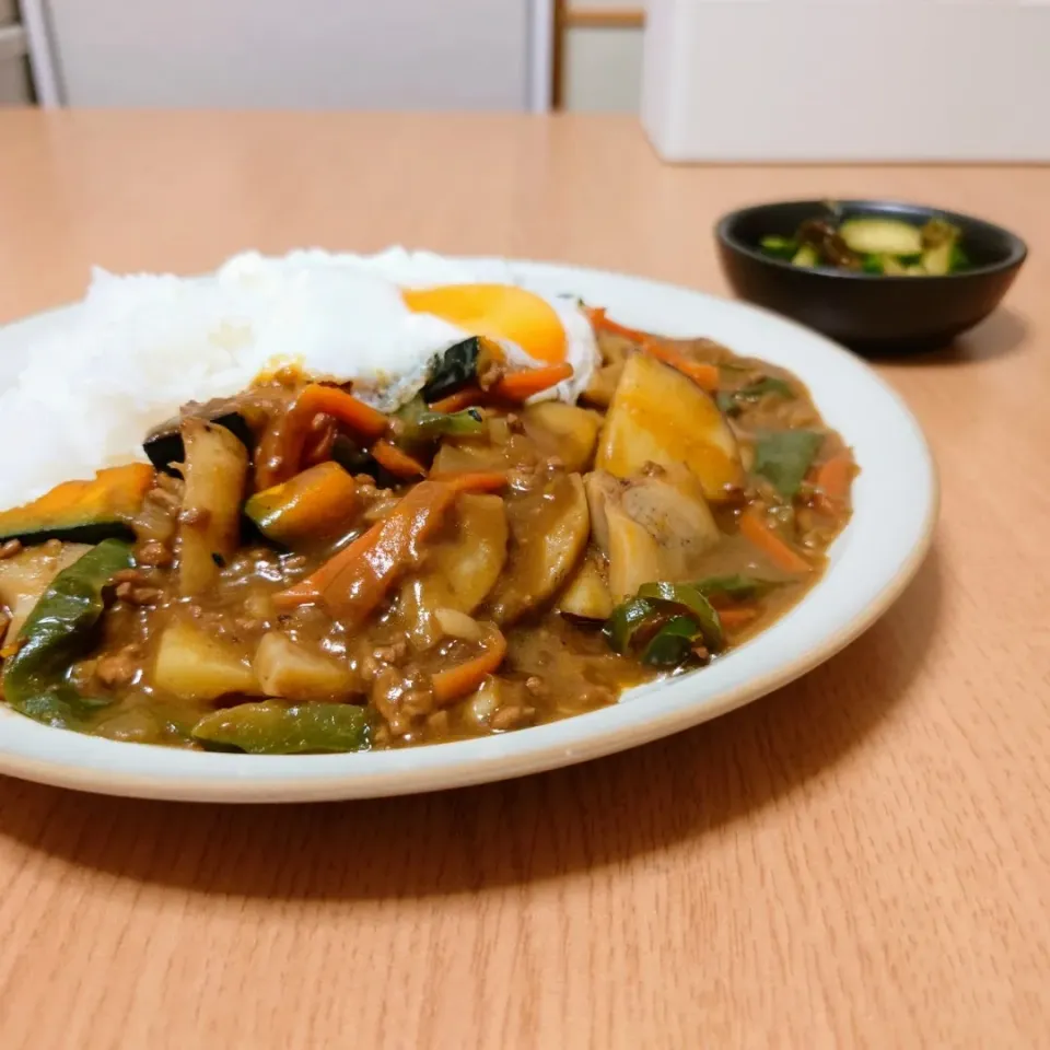 【夜ごはん】
野菜カレー
わかめときゅうりの酢の物|Rie*さん