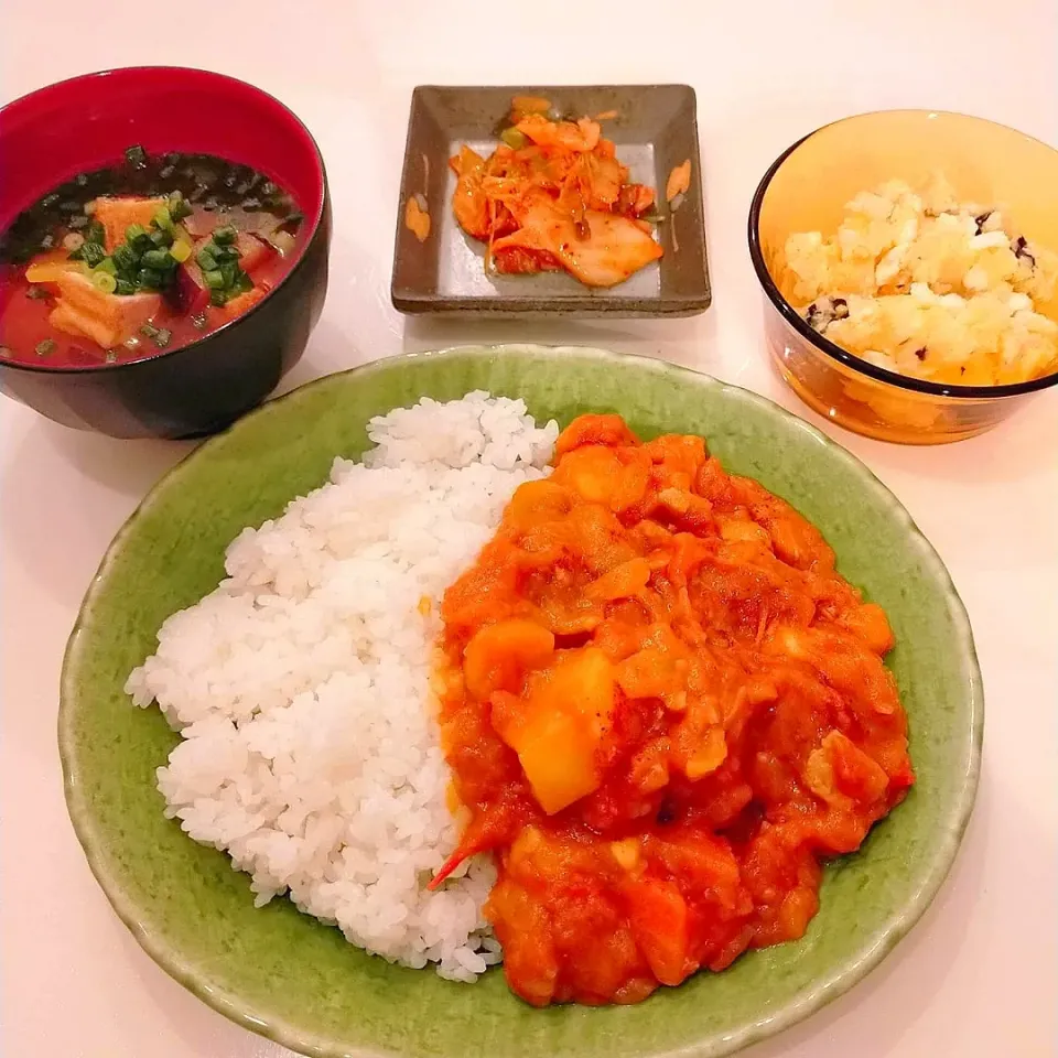 チキンカレーライス、カレー風味のポテトサラダ、キムチ、厚揚げのお味噌汁|nikotan.syさん