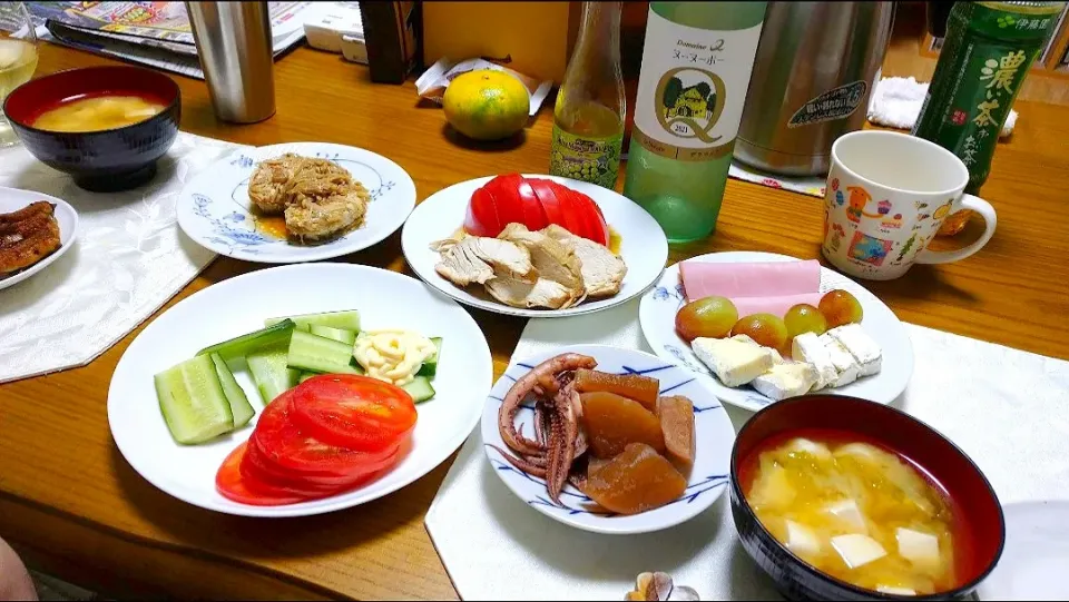 10/15の夕食
新酒ワイン🥂で乾杯
おつまみは母にもらった「鶏のさっぱり煮」と冷蔵庫にあるもので～😋|卯月さん