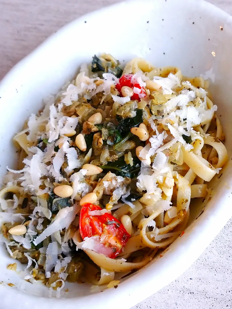 松の実·バジル·トマト·あさり·パルメザンチーズのフェットチーネ;Fettucine with pine nuts, basil, tomatoes, scallions and Parmesan cheese|samiさん