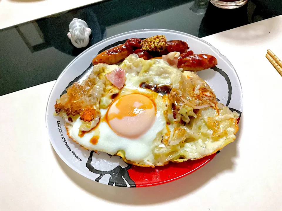 Snapdishの料理写真:最近週末の朝ごはんは、ガレットにハマってる。
今日は、お好み焼き風にキャベツを刻んで紅生姜もあったので刻んで蕎麦粉の生地と合わせて、あらかじめ焼いたベーコン、ワンタンの皮、チーズを乗せて、最後に玉子を割って生地はカリッと焼きました。|Takeshi  Nagakiさん