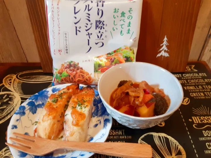 朝ごぱん
今日の朝ごぱんは、パルミジャーノレッジャーノさんのチーズを使いチーズバケットをやきました！
サクサクのバケットにチーズをのせて焼き上げただけなのに、こんなに美味しくしあがるとはびっくりです！
ワンランク上の美味しさでした！|しえりママさん