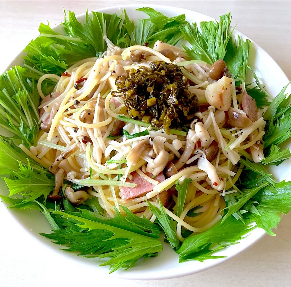 あそ高菜の古漬けトッピング！キノコ🍄のペペロンチーノ🍝|かぴかぴさん