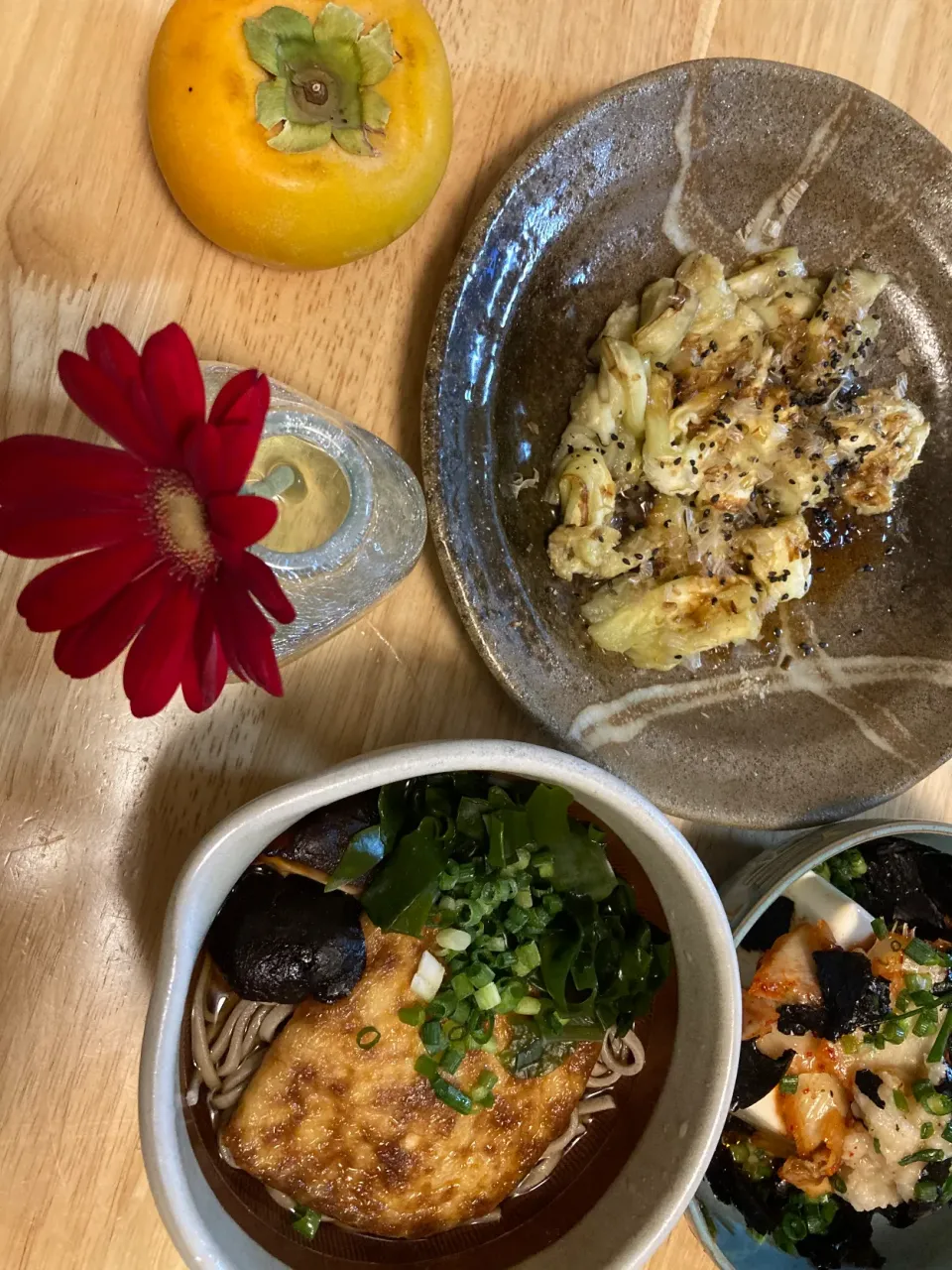 きつね蕎麦、キムチ奴、焼き茄子、柿😋|さくたえさん