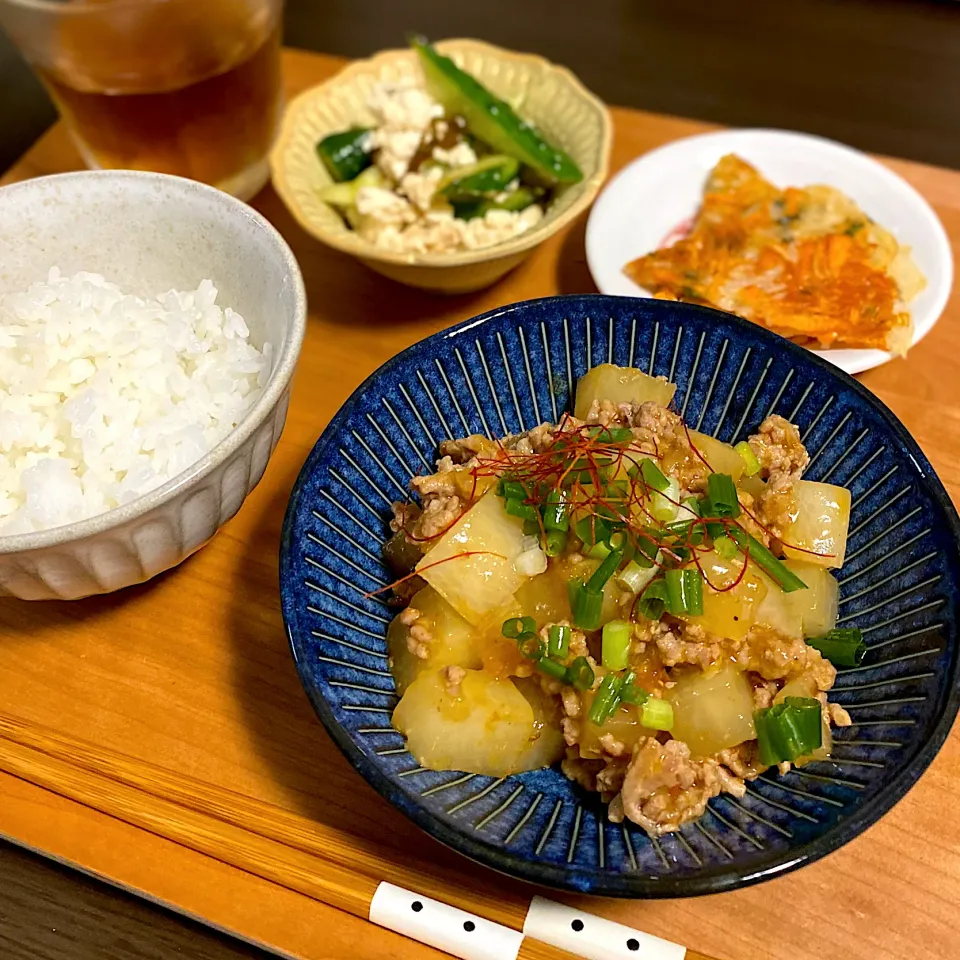 Snapdishの料理写真:ピリ辛麻婆大根
きゅうりと豆腐の塩昆布和え
人参大根皮のチーズガレット風|ちぐあささん