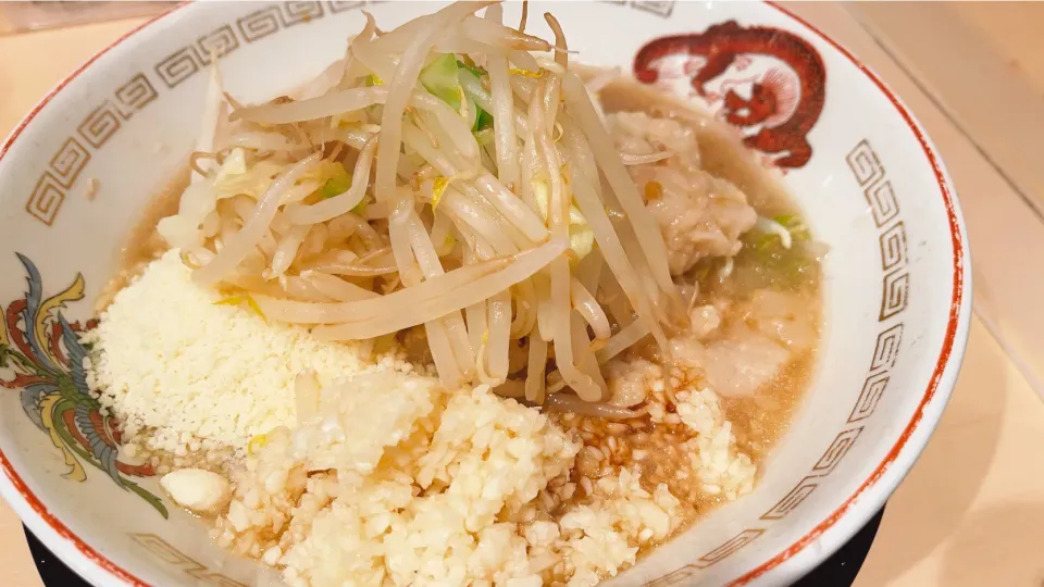 ミニラーメン　ニンニクマシマシ野菜少なめ背アブラ味の濃さカラメ|中さん