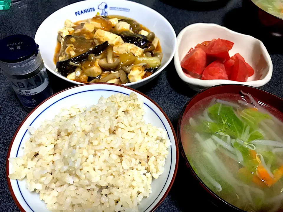 花椒いっぱいかけて四川風に #夕飯　ロウカット玄米ご飯、麻婆きのこ茄子豆腐、トマト、もやしキャベツ人参中華風スープ|ms903さん