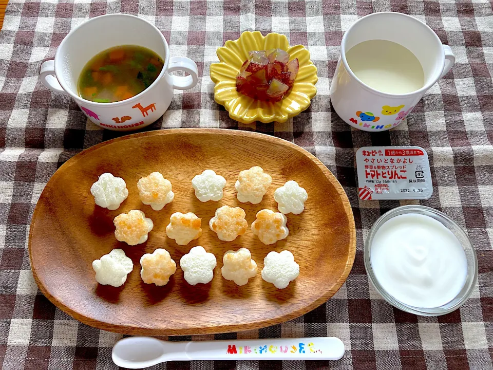 【離乳食】ジャムのサンドイッチ、野菜と鮭のスープ、ぶどう、ヨーグルト、ミルク|sayaさん