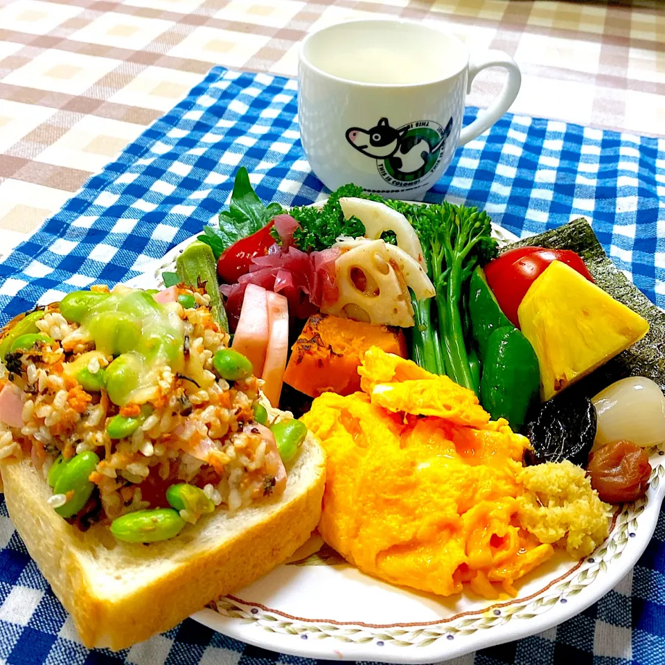 Snapdishの料理写真:今日の朝ごはん★鮭フレーク、山椒しらす、酢紫玉ねぎ、枝豆、クリームチーズ、米麹、シソの実のチーズトースト|riko30294さん