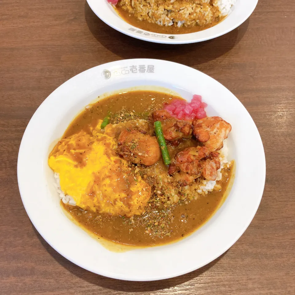 Snapdishの料理写真:チキンスパイスカレー+スクランブルエッグ🍛🥚|ちゃみこさん