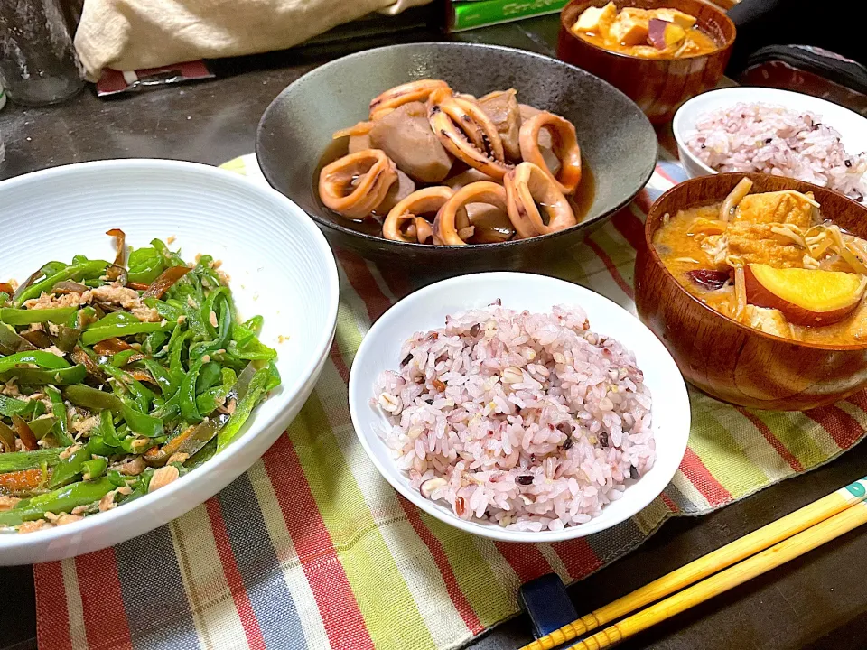 晩ごはん★イカと里芋の煮物、ツナとピーマンの中華炒め、みそ汁、雑穀ごはん|ハルさん