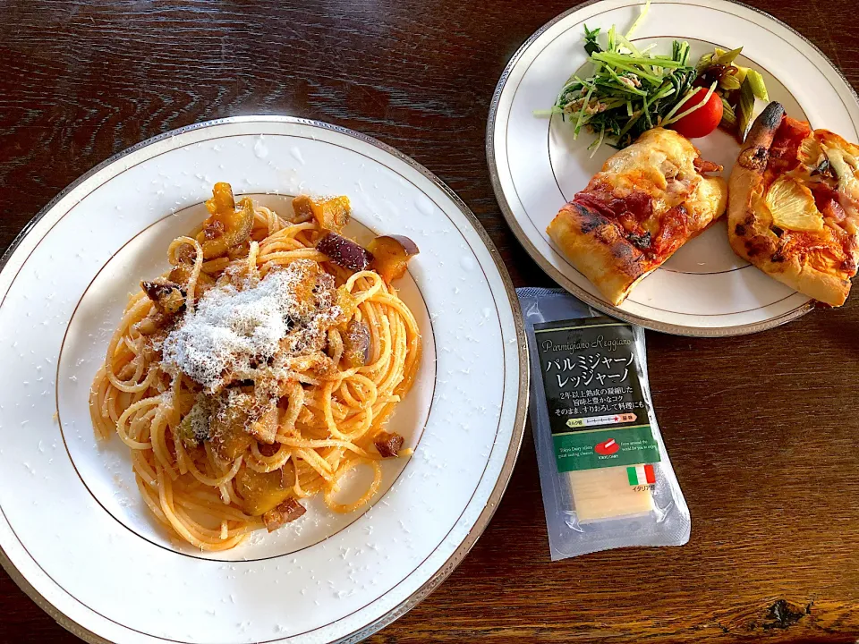 ベーコンとナスのパスタ、ピザ、サラダ|カドラさん