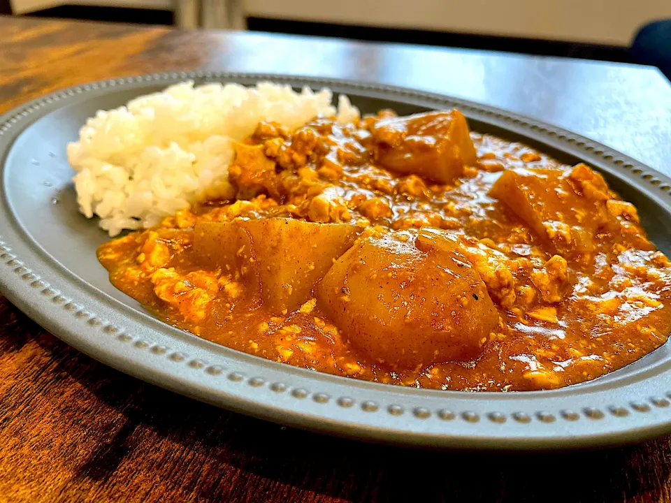 Snapdishの料理写真:じゃがいもと木綿豆腐の🍛カレー粉で作るカレー✨|ヨッチャンさん