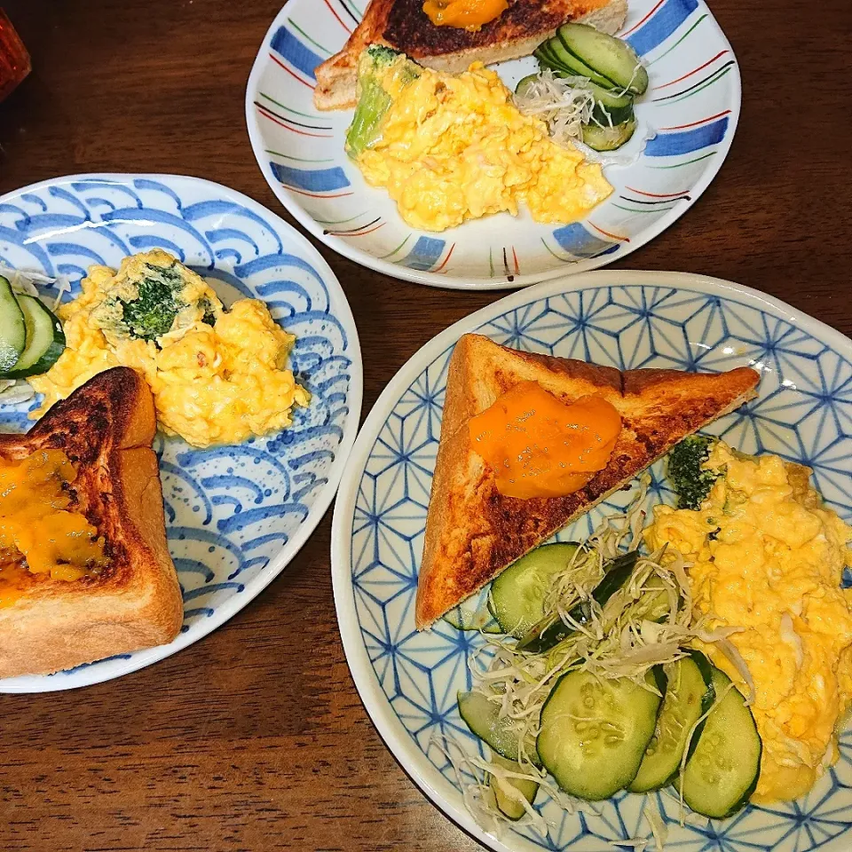 Snapdishの料理写真:朝ごはん☕🍞🌄
  とろっとろチーズスクランブルエッグ😄|miimiさん