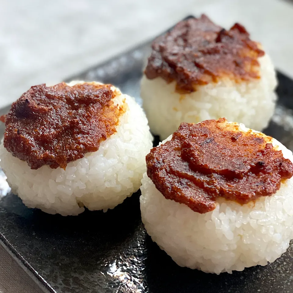 黒にんにく味噌おにぎり🧄|なのこさん