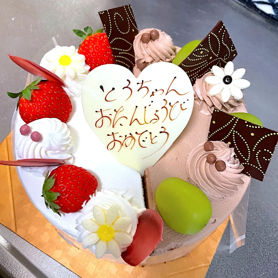 生クリームとチョコ生クリームハーフ&ハーフ🎂|hirocoさん