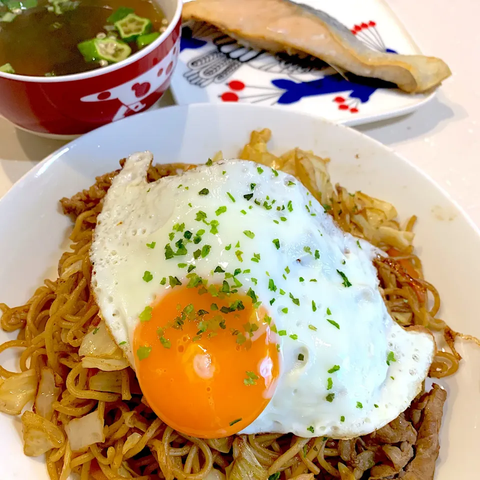 Snapdishの料理写真:夜ご飯😀焼鮭、お味噌汁、焼きそば|とまこ(*^o^*)さん