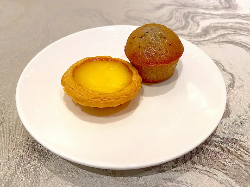 Egg tart and blueberry muffin|skyblueさん