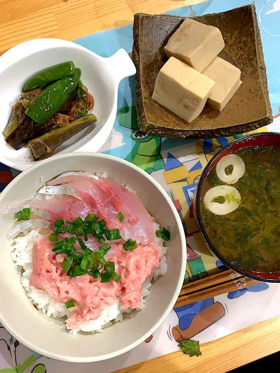 ・ネギトロカンパチ丼　・ナスとピーマンのおかか浸し　・高野豆腐の煮物　・お味噌汁|ぺろたんさん