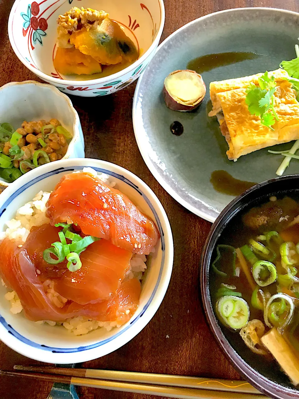 休日の遅い朝食　ミニ鮭漬け丼/きのこと揚げの味噌汁/焼豚入りだし巻き卵/かぼちゃの炊いたん|カピバラおやじさん