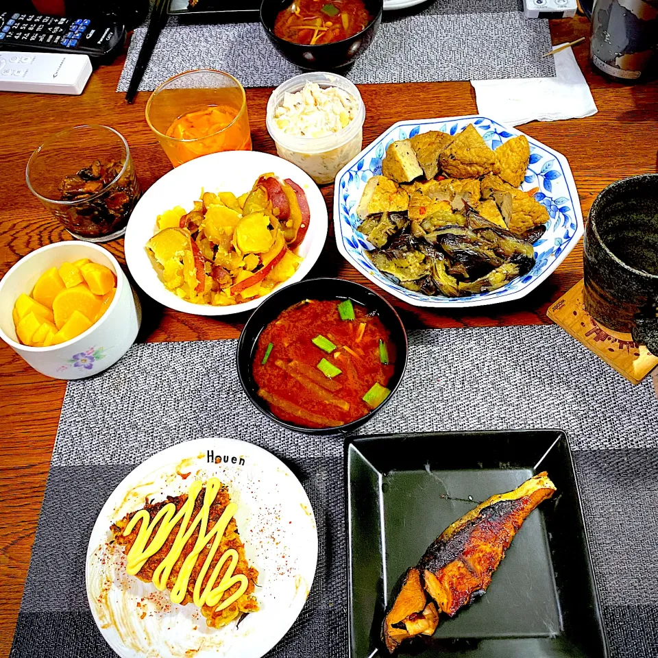 Snapdishの料理写真:鰤照り焼き、がんもどきと茄子の煮物、さつまいも甘煮、味噌汁、常備菜、漬物|yakinasuさん