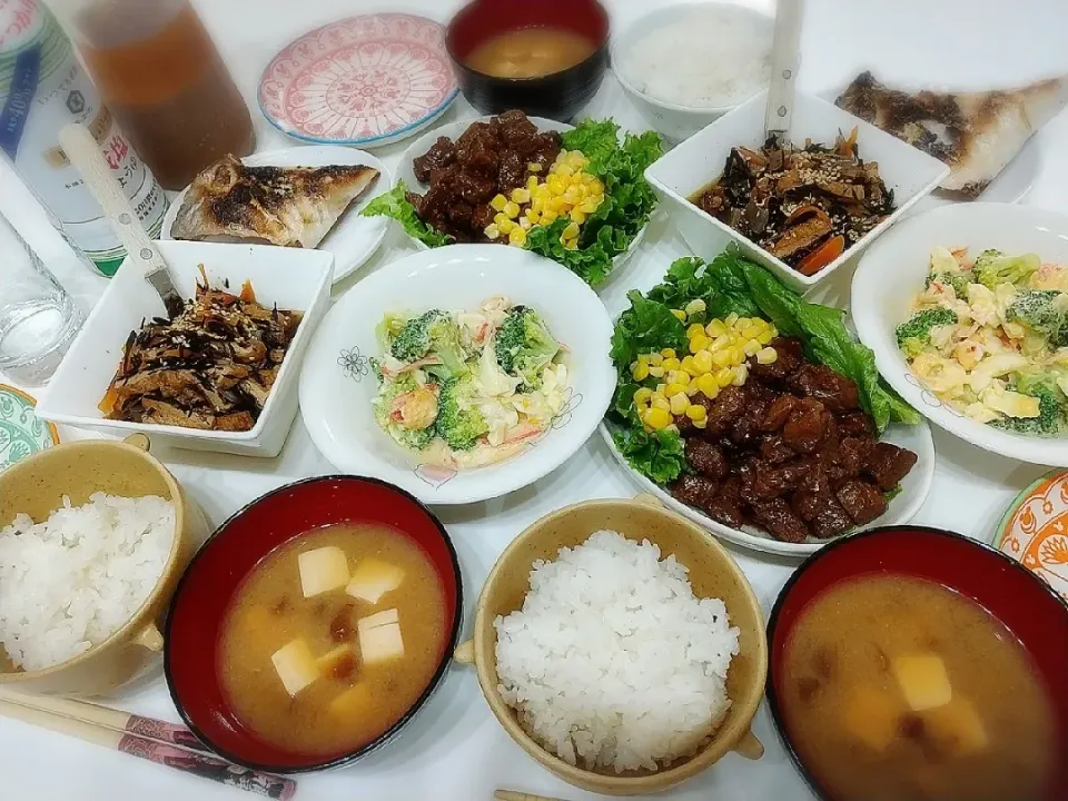 夕食(*^^*)
サイコロステーキ(コーン、サニーレタス)
ブリカマ塩焼
ひじき煮
ブロッコリーとカニカマ卵サラダ
お味噌汁(なめこ、豆腐
)|プリン☆さん