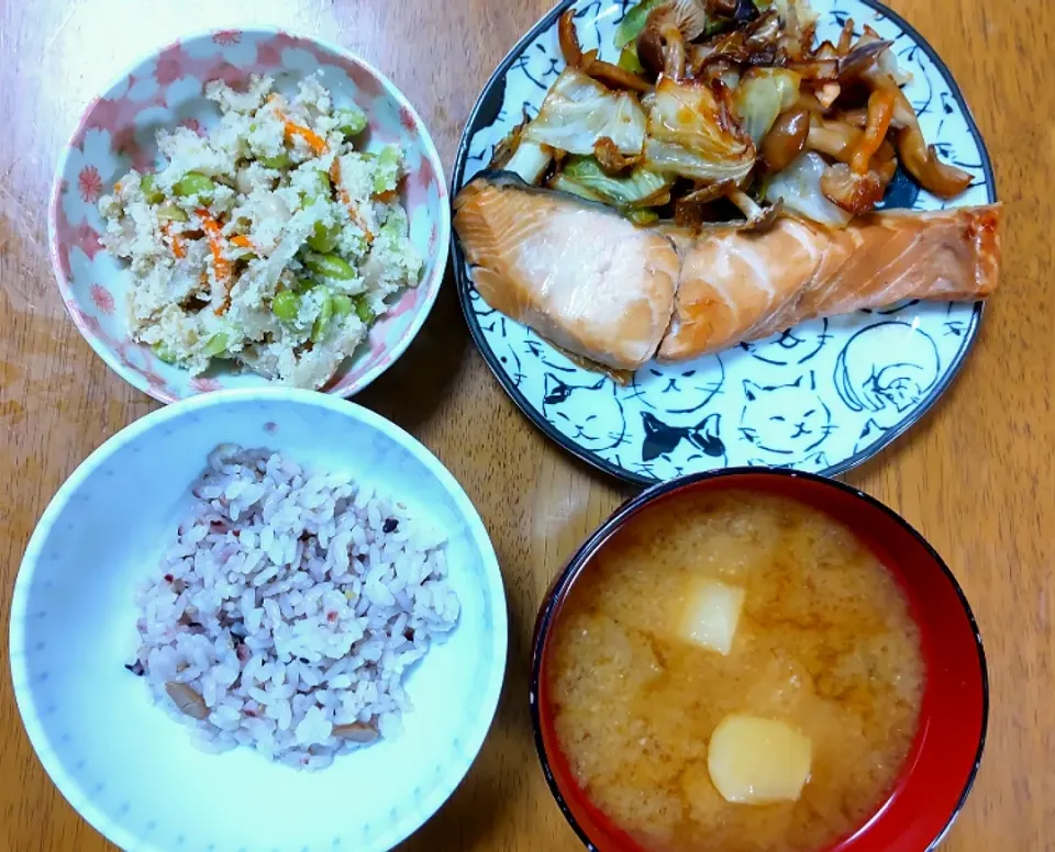 １０月１３日　鮭とキャベツのさっぱり蒸し　卯の花　お麩とわかめのお味噌汁|いもこ。さん