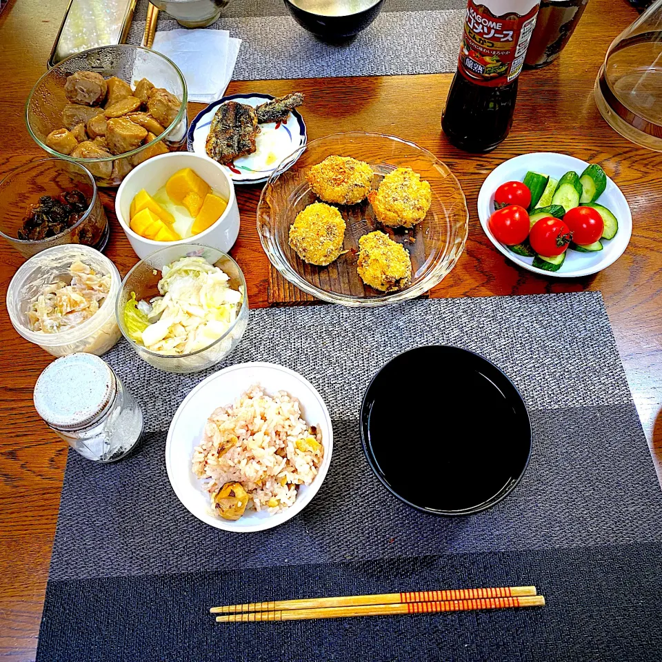 栗ごはん、味噌汁、里芋煮、コロッケ、常備菜、漬物|yakinasuさん