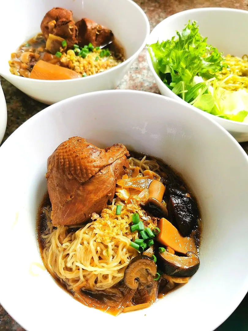 Egg​ ​Noodle​  with Braised Chicken🍜|👑Rawi🍁Riw👑さん