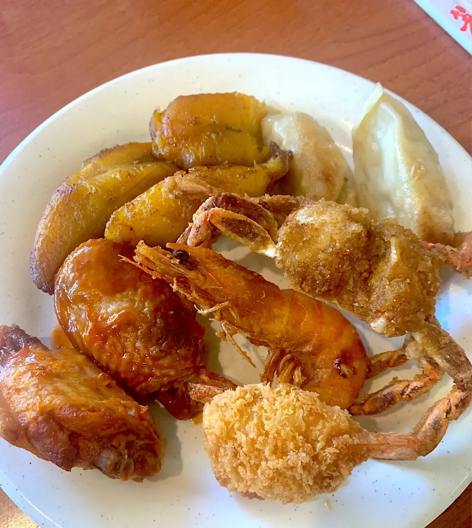 Variety wings, plantains banana, panfried dumplings, mini softshell crablets, crispy shrimps, battered shrimp|🌺IAnneさん