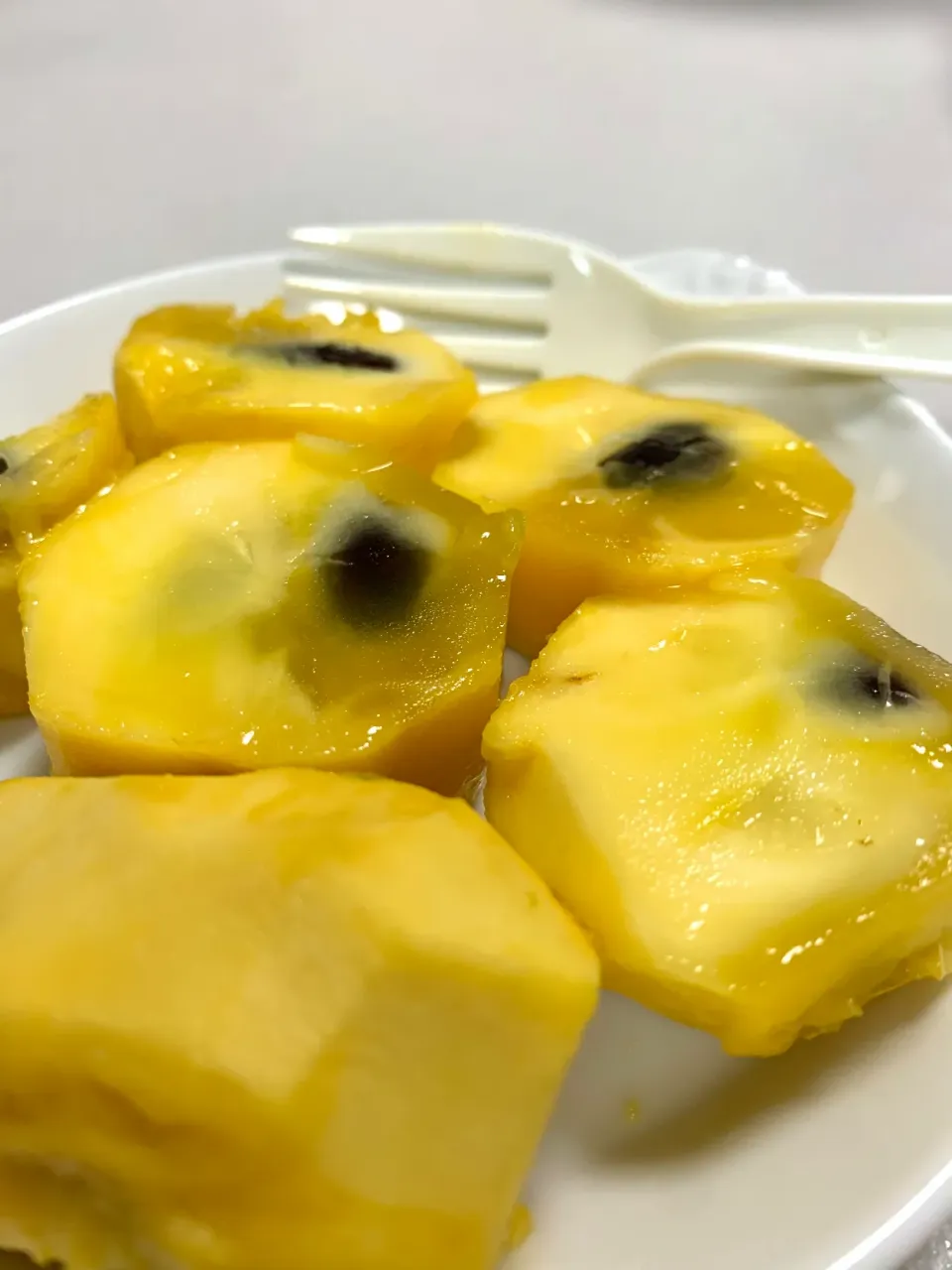 American pawpaw, tasting like a combination of banana, pineapple, and mango.|gonbenさん