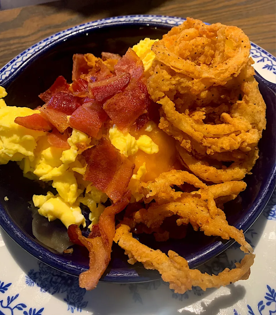 Egg bacon and hash casserole topped with crispy southern onions|🌺IAnneさん