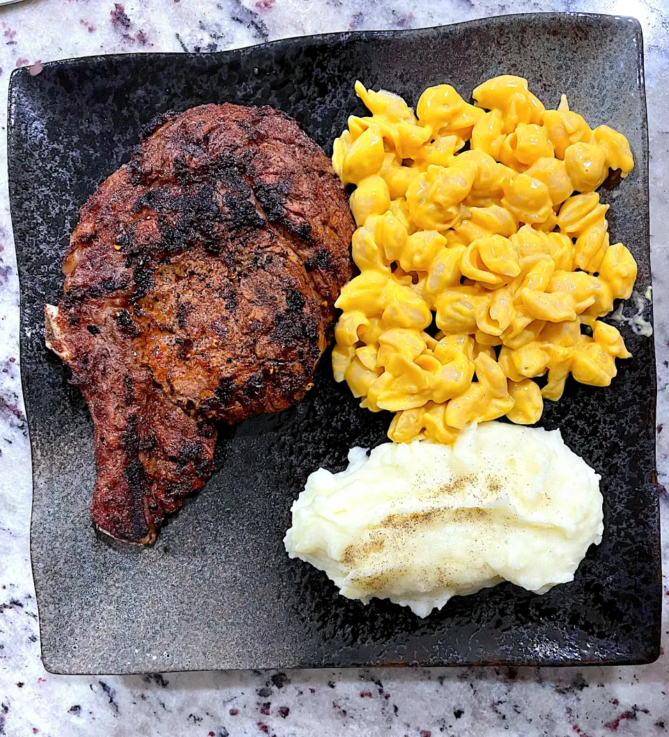 Chili Spiced Ribeye w/Mac and Cheese and Mashed Potatoes|Rafael Pachecoさん