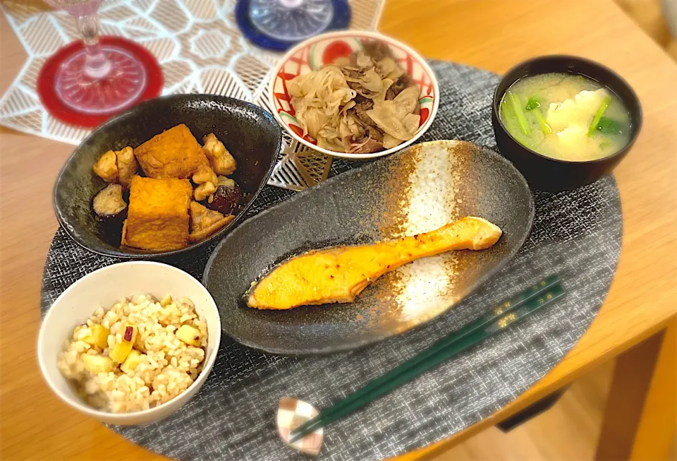 鮭の西京焼き　厚揚げ鶏肉茄子の胡麻炒め　牛蒡と牛肉煮　おいもごはん　小松菜豆腐の味噌汁|nana 🍅さん