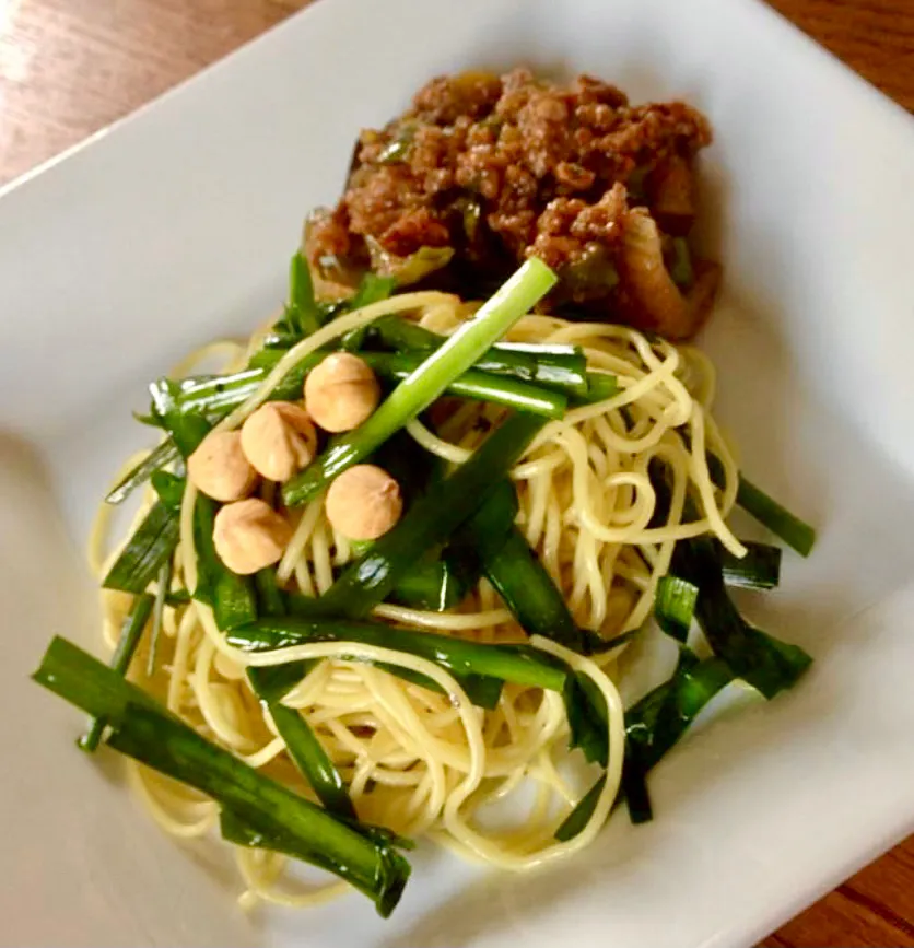 炸醤ニラ焼きそば&スープで昼ごはん|ばくあんしゃさん