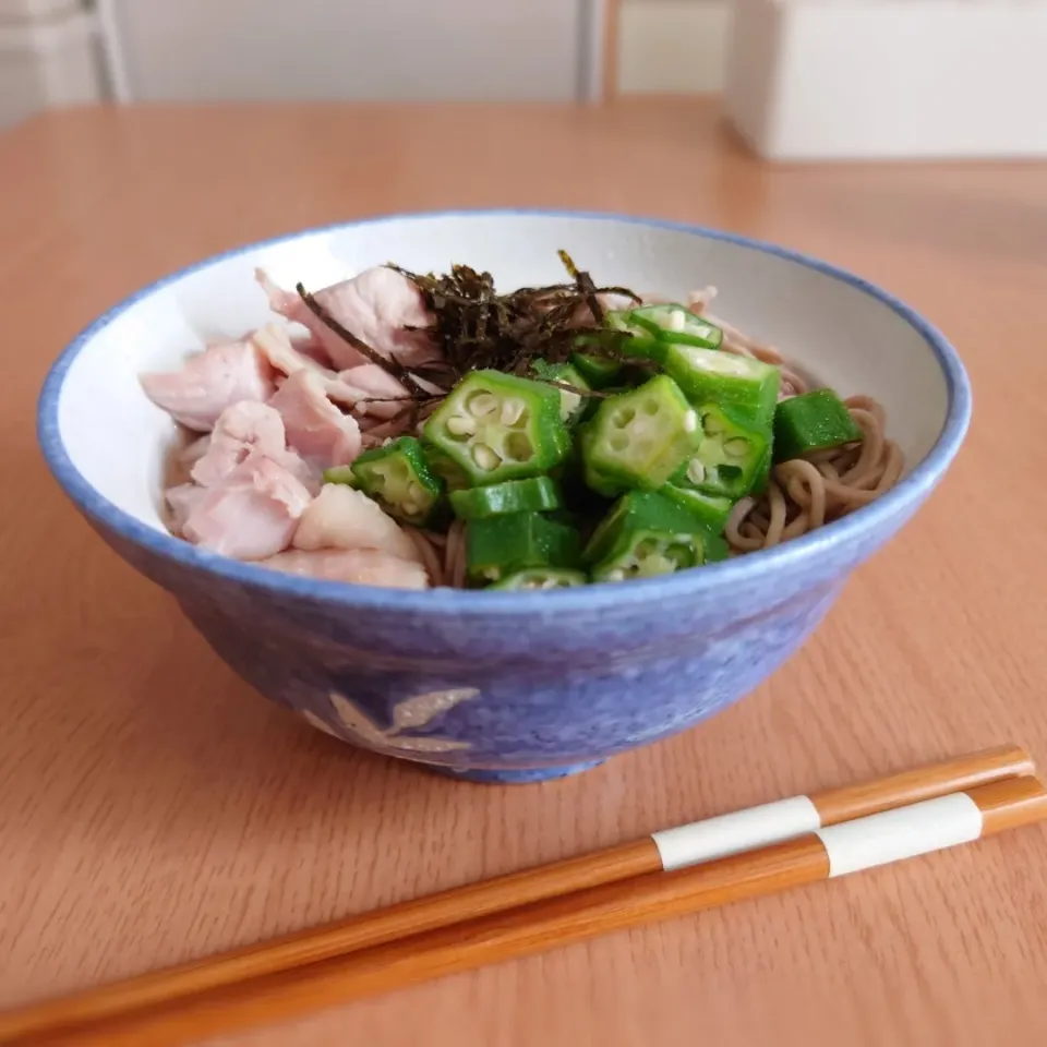 【昼ごはん】
鶏とオクラのあったか蕎麦|Rie*さん