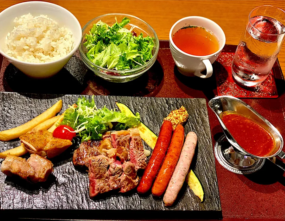 Snapdishの料理写真:肉プレートランチ🥩|にゃあ（芸名）さん